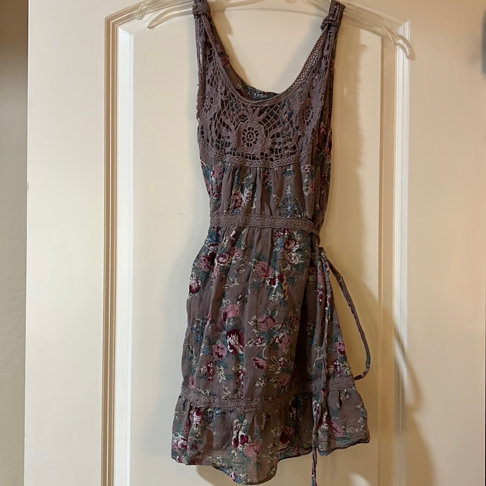 Lightweight Women’s Floral Top w/adjustable tie at waist